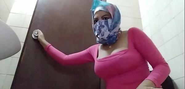  Real Hijabi Muslim Mom Trying To Stay Quiet And Masturbate Behind Husbands Back To Orgasm Squirt